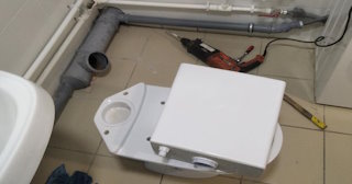 Установка напольного унитаза в Дмитрове: монтаж под ключ от СантехДомДмв от 5094 рублей.